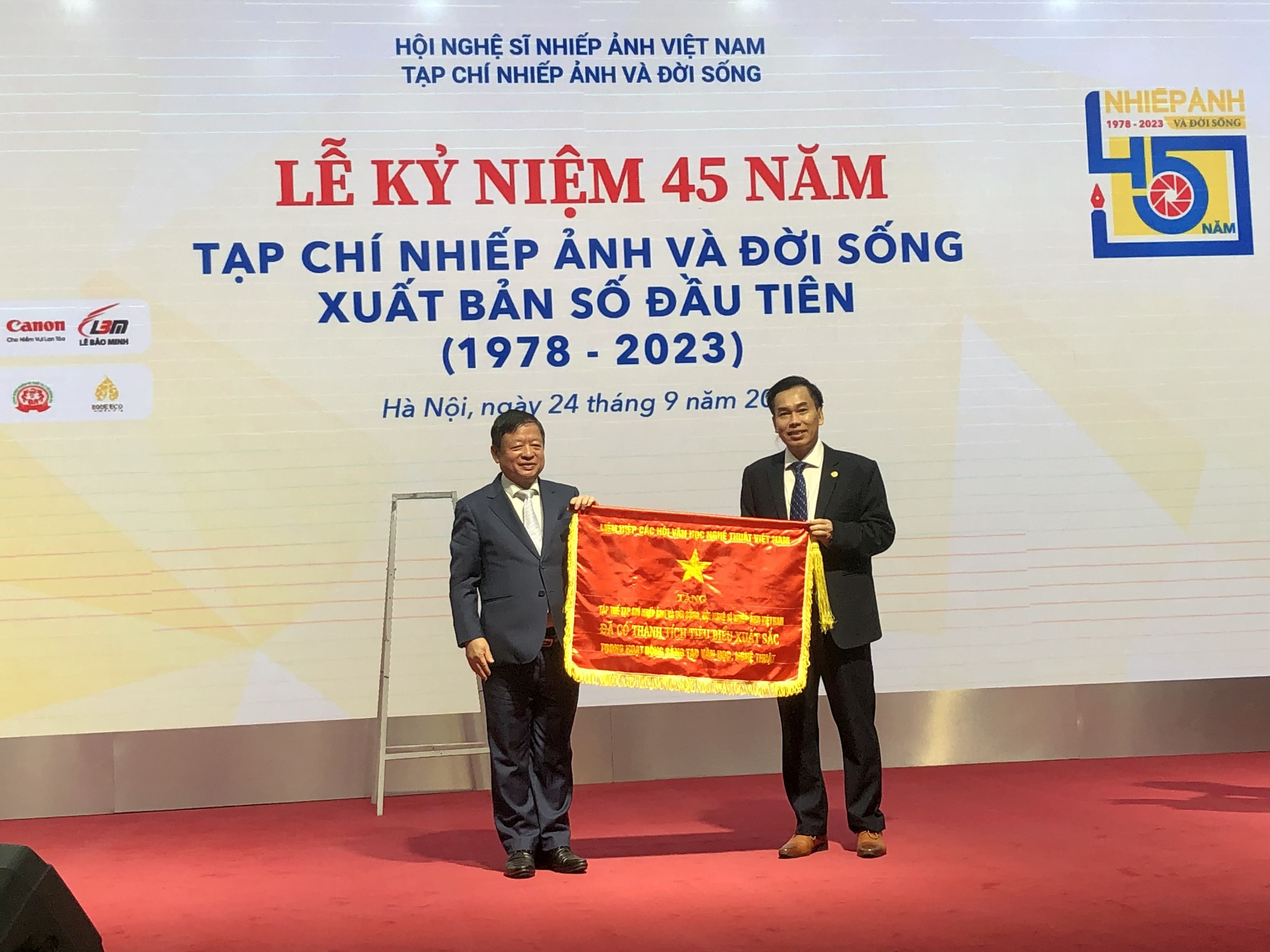Liên hiệp các Hội Văn học Nghệ thuật Việt Nam trao tặng Cờ thi đua cho Tập thể Tạp chí Nhiếp ảnh và Đời sống đã có thành tích tiêu biểu xuất sắc trong hoạt động sáng tác văn học nghệ thuật